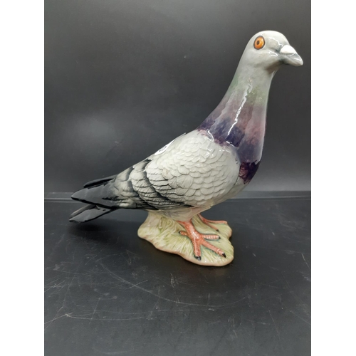 123 - A Beswick pigeon figurine - model no. 1383 - measuring approx. 14cm high