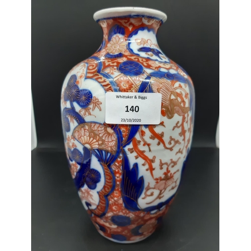 140 - A Japanese imari style porcelain vase - measuring approx. 21cm high