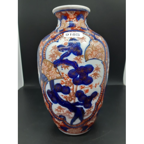 140 - A Japanese imari style porcelain vase - measuring approx. 21cm high