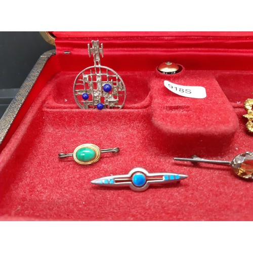 54 - A box containing a collection of vintage and antique jewellery to include an elephant hair and 9ct g... 