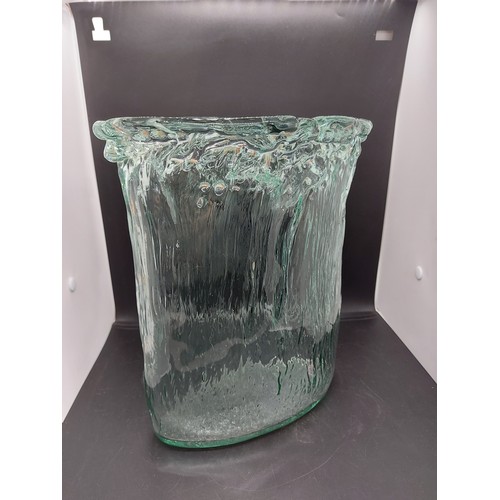 354A - An unusual late 20th century clear art glass vase in the manor of Whitefriars - measuring approx. 28... 