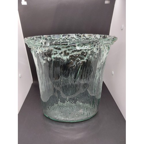 354A - An unusual late 20th century clear art glass vase in the manor of Whitefriars - measuring approx. 28... 