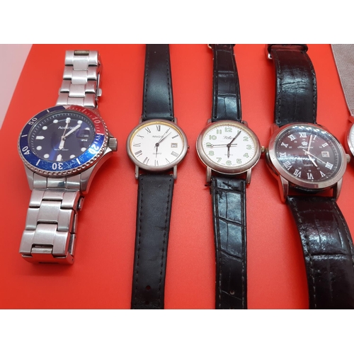 76 - A collection of various gents wristwatches to include an Accurist example with stainless steel strap... 