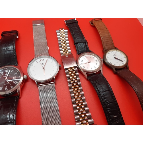 76 - A collection of various gents wristwatches to include an Accurist example with stainless steel strap... 