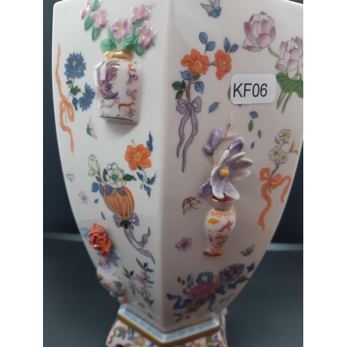 100 - A Franklin Mint vase of one hundred flowers by Dawen Wang - measuring approx. 30.5cm in height (see ... 