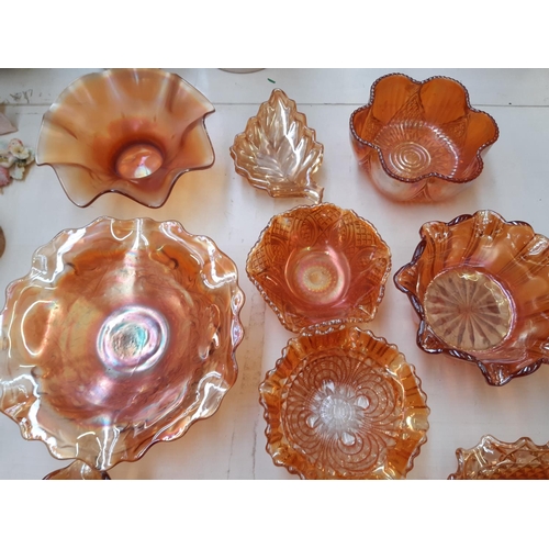 239 - 18 pieces of glassware to include 13 pieces of carnival glass and 5 venetian hand blown glass animal... 