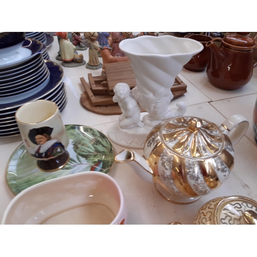 246 - 17 pieces of assorted ceramics to include a 6 piece Sadler tea set, large Sadler cream and gold teap... 