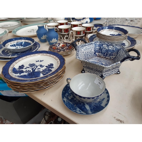 257 - 36 pieces of assorted ceramics to include Chinese blue and white porcelain cup and saucer with six c... 