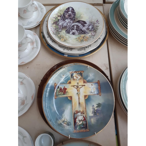 259 - Ten ceramic collectors plates to include Royal Doulton Balloon Man - D6655, Royal Doulton Old Balloo... 