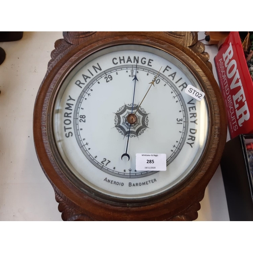 285 - A Victorian carved oak banjo barometer - measuring approx. 91cm high and 28.5cm wide