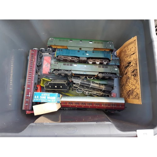 323 - A box containing various model railway accessories to include Airfix loco and tender, Lima locomotiv... 