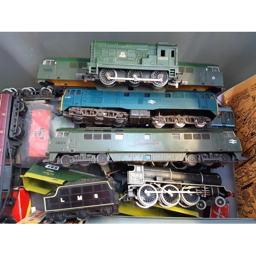 323 - A box containing various model railway accessories to include Airfix loco and tender, Lima locomotiv... 