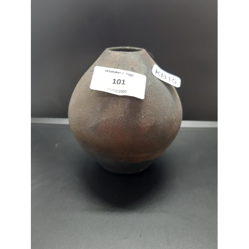 101 - A studio pottery ovoid vase with copper lustre exterior and signed 'R' to base - measuring approx. 1... 