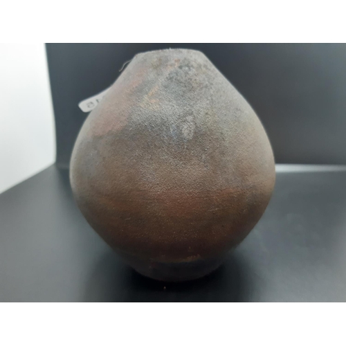 101 - A studio pottery ovoid vase with copper lustre exterior and signed 'R' to base - measuring approx. 1... 