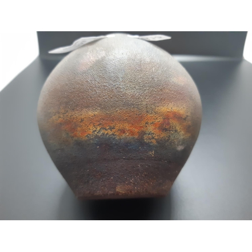 101 - A studio pottery ovoid vase with copper lustre exterior and signed 'R' to base - measuring approx. 1... 