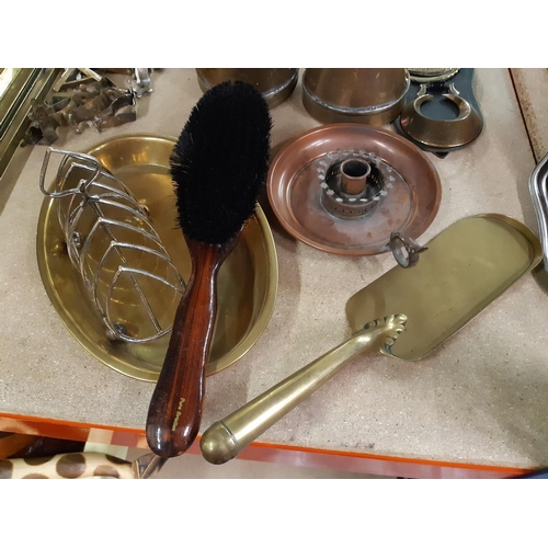 150 - A collection of assorted metalware to include twelve brass stair rods, four other stair rods, copper... 