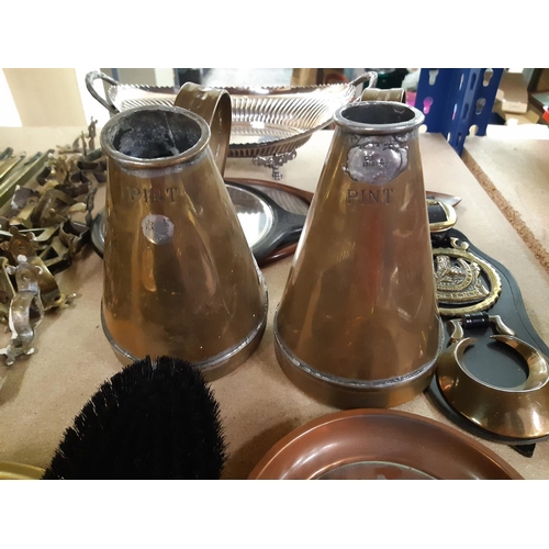 150 - A collection of assorted metalware to include twelve brass stair rods, four other stair rods, copper... 