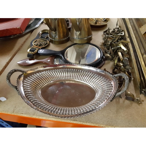 150 - A collection of assorted metalware to include twelve brass stair rods, four other stair rods, copper... 