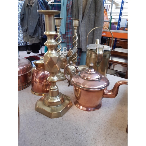 180 - A collection of assorted metalware to include Victorian copper kettle, copper and brass samovar, Art... 