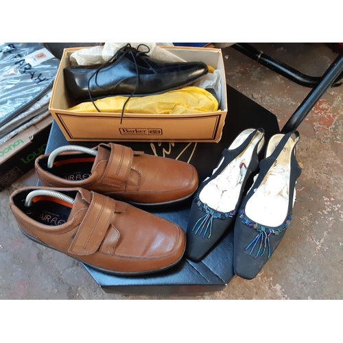 189 - A large quantity of various clothing to include men's suit jackets, as new Farah suit trousers, shir... 