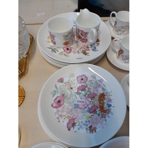 192 - An approx. 38 piece Wedgwood Meadow Sweet part tea and dinner service comprising 6 large dinner plat... 