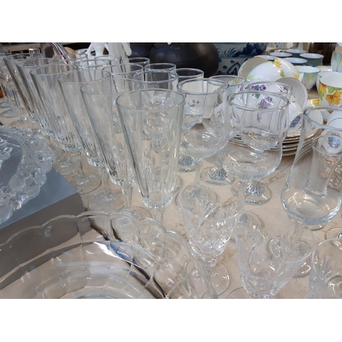 198 - A large collection of assorted glassware to include a boxed set of 4 Royal Doulton champagne flutes,... 