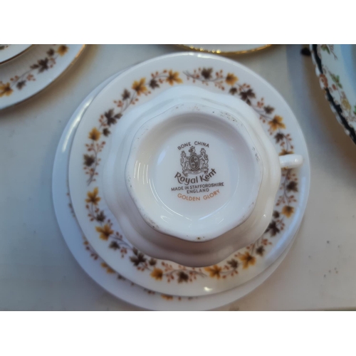 211 - A collection of mixed china to include 5 Royal Doulton Hallmark pattern soup bowls and saucers, 12 R... 