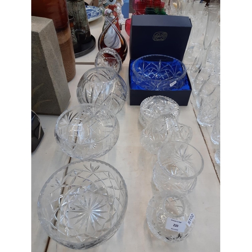 220 - 10 pieces of various glassware to include a boxed Bohemia crystal fruit bowl (20cm), Murano style am... 