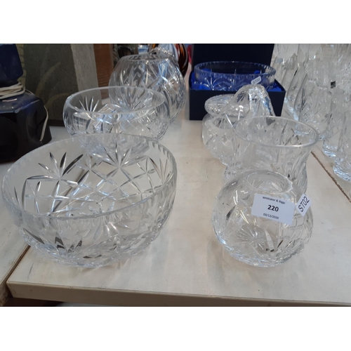 220 - 10 pieces of various glassware to include a boxed Bohemia crystal fruit bowl (20cm), Murano style am... 