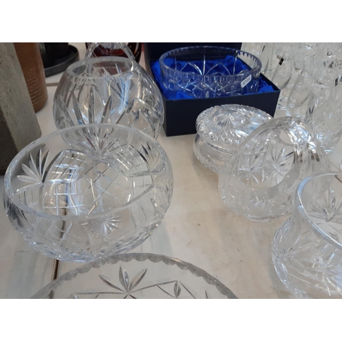 220 - 10 pieces of various glassware to include a boxed Bohemia crystal fruit bowl (20cm), Murano style am... 