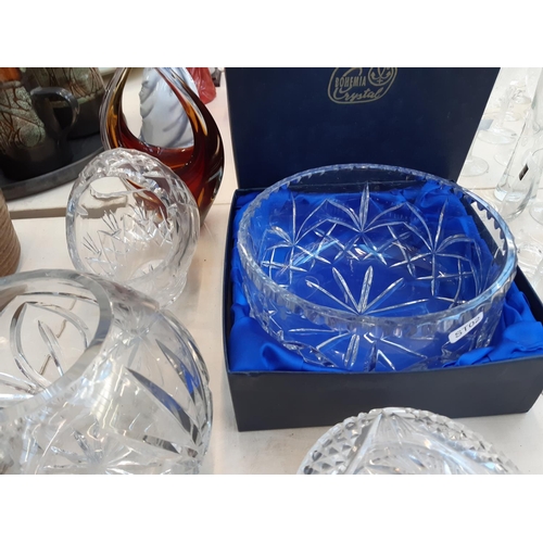 220 - 10 pieces of various glassware to include a boxed Bohemia crystal fruit bowl (20cm), Murano style am... 