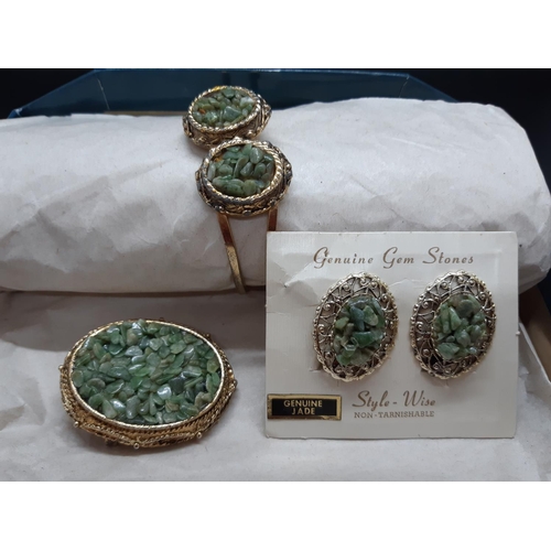 60 - Five pieces of vintage jade stone jewellery to include three brooches, one bracelet and a pair of ea... 