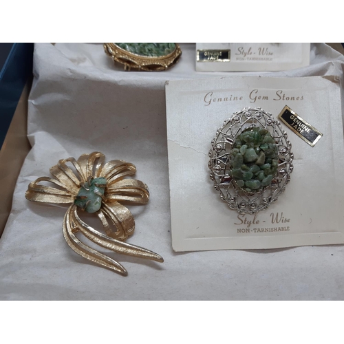 60 - Five pieces of vintage jade stone jewellery to include three brooches, one bracelet and a pair of ea... 