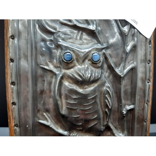 82 - A hammered pewter owl plaque on oak plinth - measuring approx. 16cm x 10.5cm