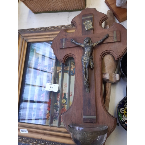 259 - Two items to include a gilt framed 3D lenticular crucifix print and a vintage wooden crucifix (see c... 