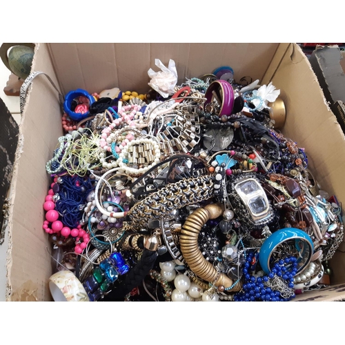 280 - A box containing a large quantity of vintage and modern costume jewellery