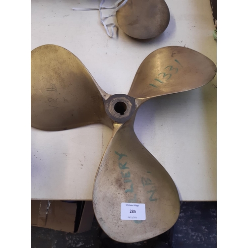 285 - A vintage brass boat propeller - measuring approx. 36.5cm wide