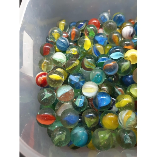 135 - A large quantity of vintage marbles