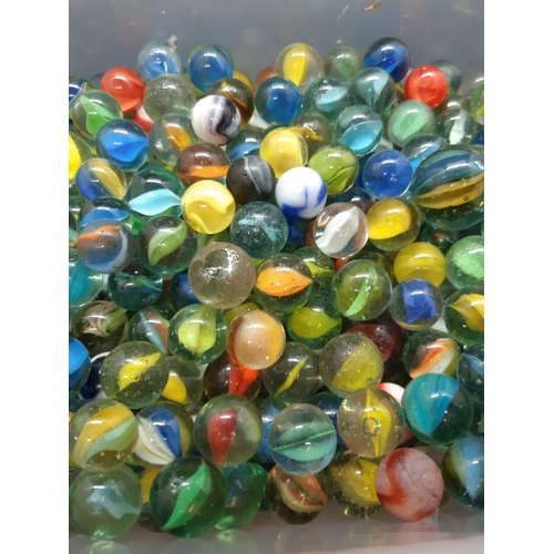 135 - A large quantity of vintage marbles