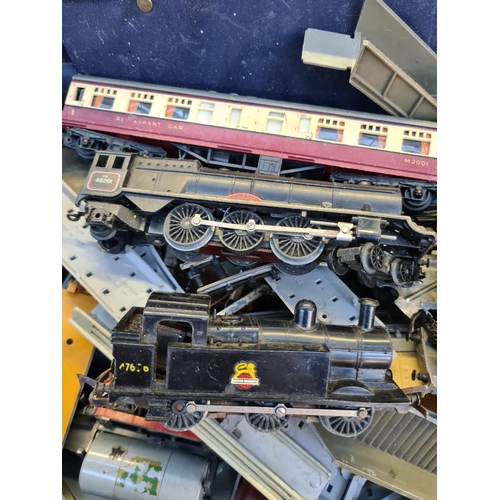 124 - A case containing a large quantity of model railway and accessories to include Tri-ang locomotives, ... 