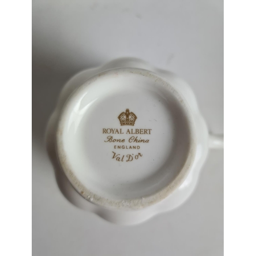 135 - A 31 piece Royal Albert Val d'or part tea set