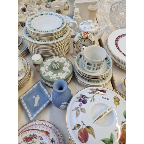 139 - A collection of assorted ceramics to include 3 pieces of Wedgwood Jasperware, Royal Worcester Evesha... 