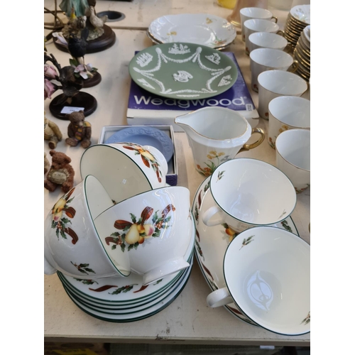 164 - Various ceramics to include a Wedgwood pale blue Jasperware round sweet dish, Wedgwood sage green Ja... 