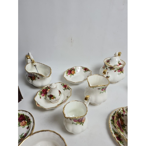 170 - 51 pieces of Royal Albert Old Country Roses tea and dinner ware comprising 6 dinner plates, 6 large ... 