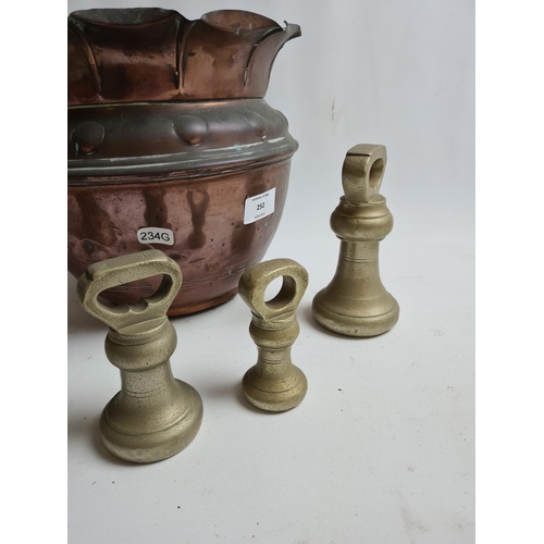 252 - An Arts and Crafts aspidistra copper planter and four various brass weights