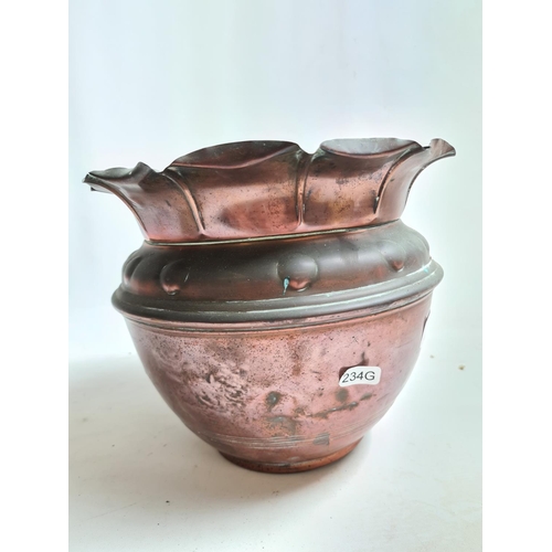 252 - An Arts and Crafts aspidistra copper planter and four various brass weights