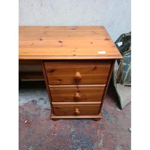 291 - A modern pine dressing table - approx. 133cm wide x 69cm high x 47cm deep