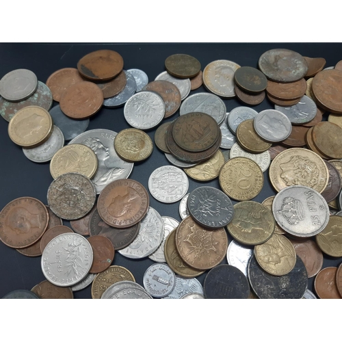 35 - A collection of coins of the world to include 1957 50 pesetas, 1950 half crown, 1963 20 centimes, 19... 