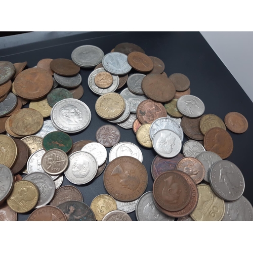 35 - A collection of coins of the world to include 1957 50 pesetas, 1950 half crown, 1963 20 centimes, 19... 