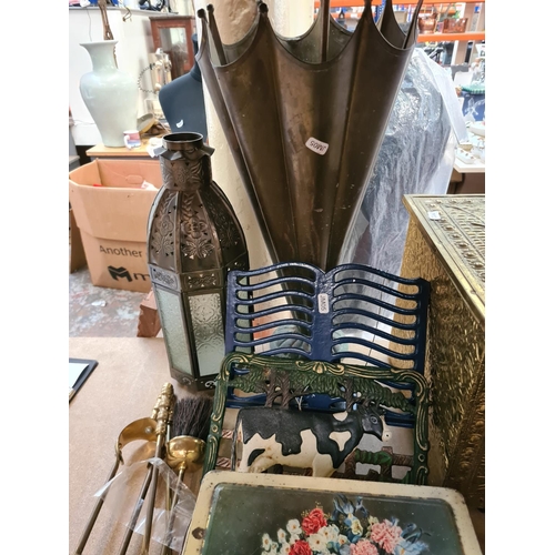 87 - Assorted metalware to include embossed brass coal box, vintage tins, brass umbrella stand, cast iron... 